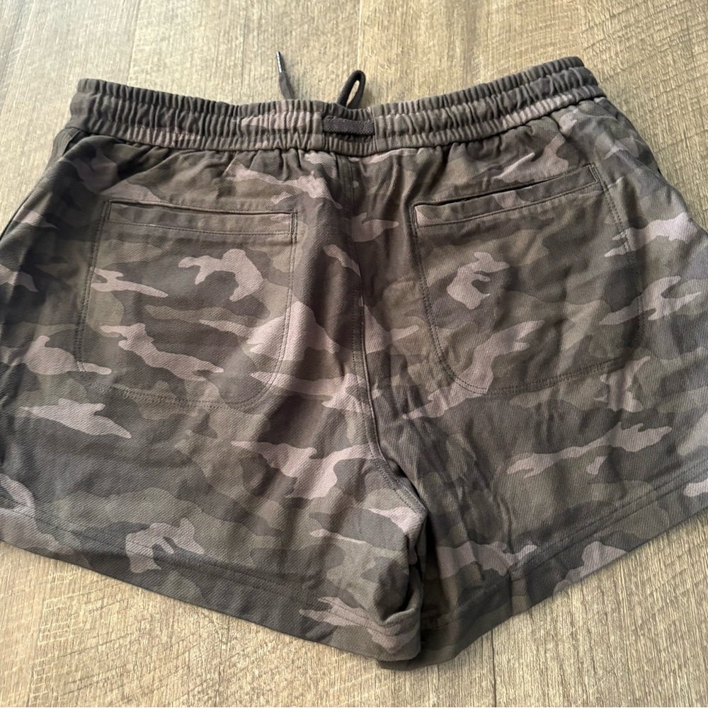 Athleta Camo Farallon Shorts - Picture 3 of 4